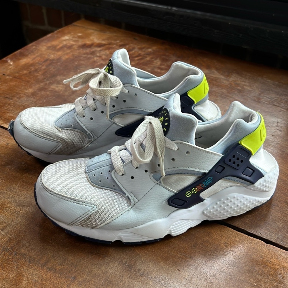 Nike Big Kids GS Huarache Run Shoes 7 Youth! Small flaw on the front. See pics.